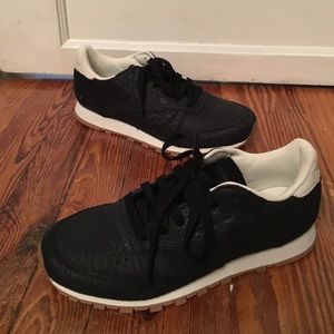 Reebok scale texture black and white sneakers