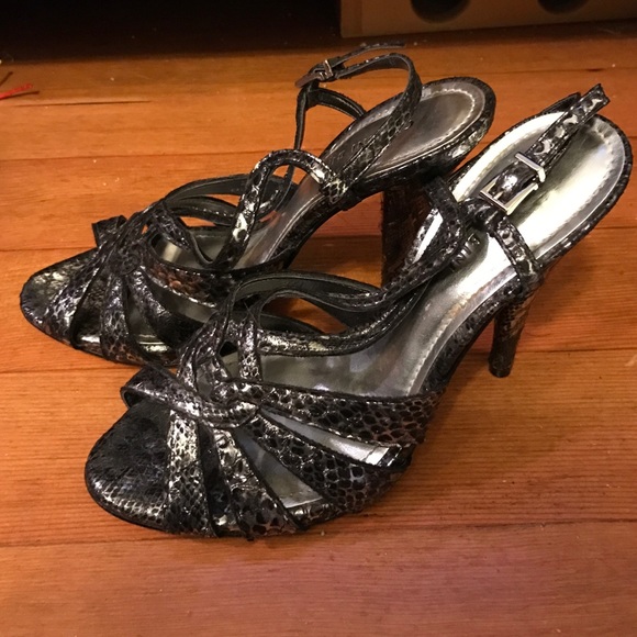 Gianni Bini Metallic Silver/Grey Heels (9)