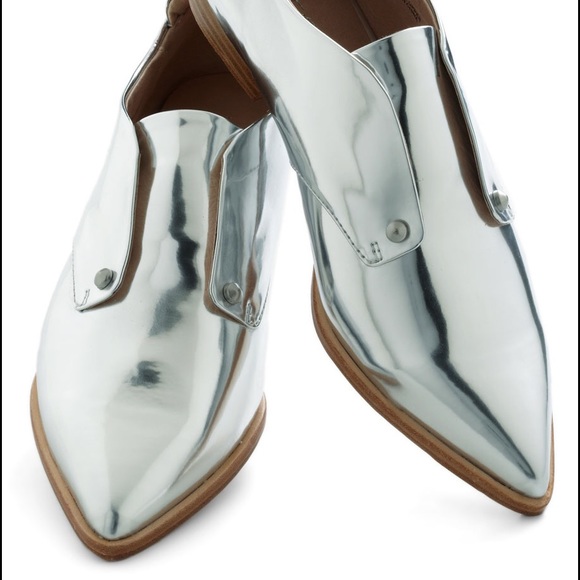 Joe's Silver slip on pointed loafers😍