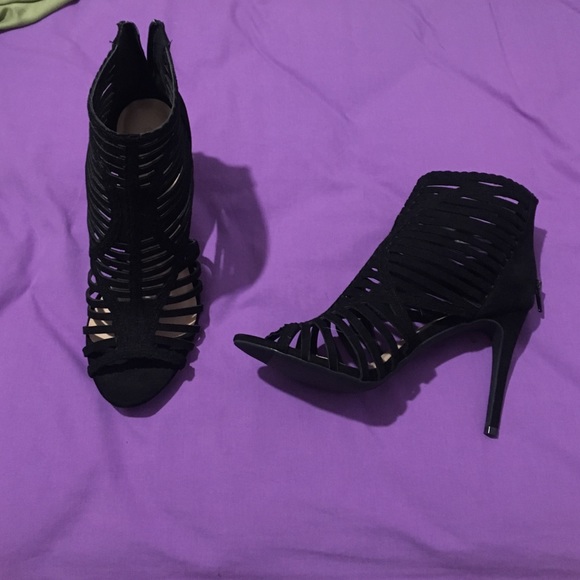❌❌SOLD❌❌Cute black caged heels