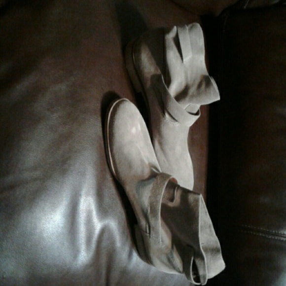 7.5 tan suede boots 2 buckles never warn