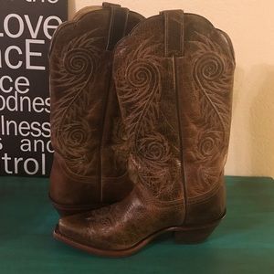 Adorable brown leather Justin boots