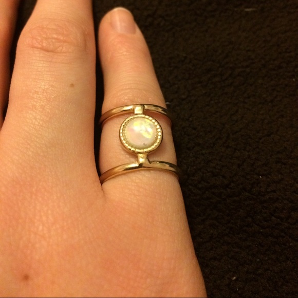 Opal-like ring - Picture 1 of 3