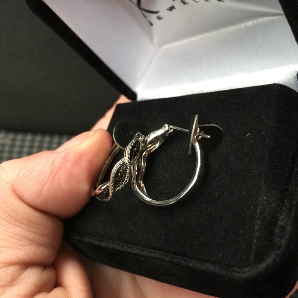 NWT black/white 1/4 ct tw diamond hoops - Picture 2 of 2