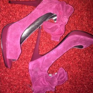 Carlos Santana pink heels with bows