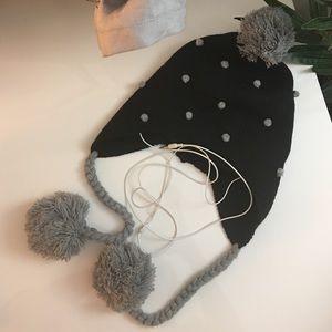 Knitted winter trapper ski hat with headphones