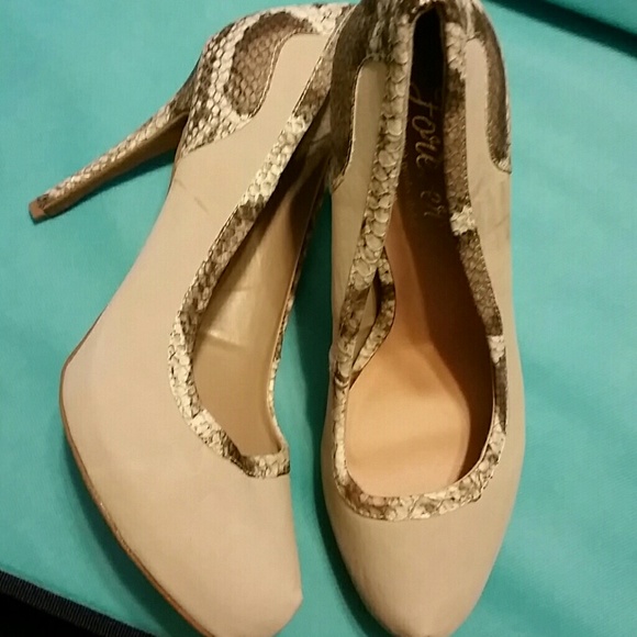 NWOB Cream with Snakeskin Detail Heel and Border - Picture 2 of 3