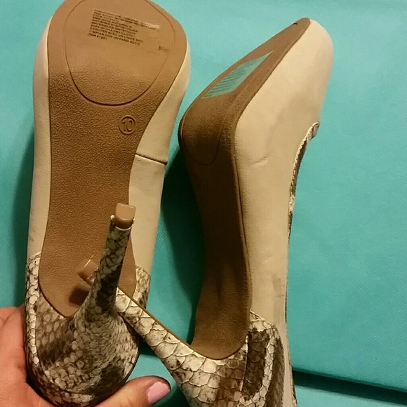NWOB Cream with Snakeskin Detail Heel and Border - Picture 3 of 3