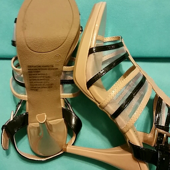NWOB Tan and Black Sandals Size 7 - Picture 2 of 3