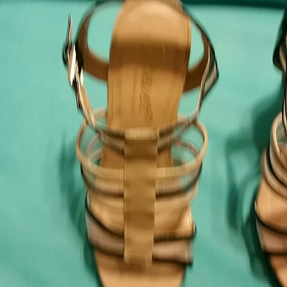 NWOB Tan and Black Sandals Size 7 - Picture 3 of 3