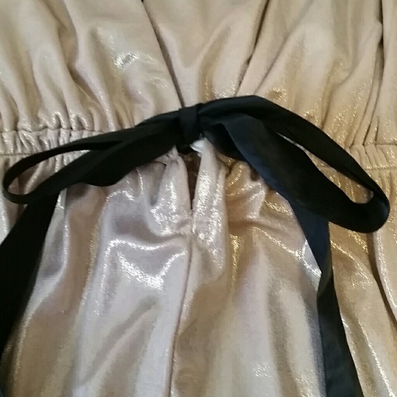 Gold dress with black bow - Picture 2 of 3