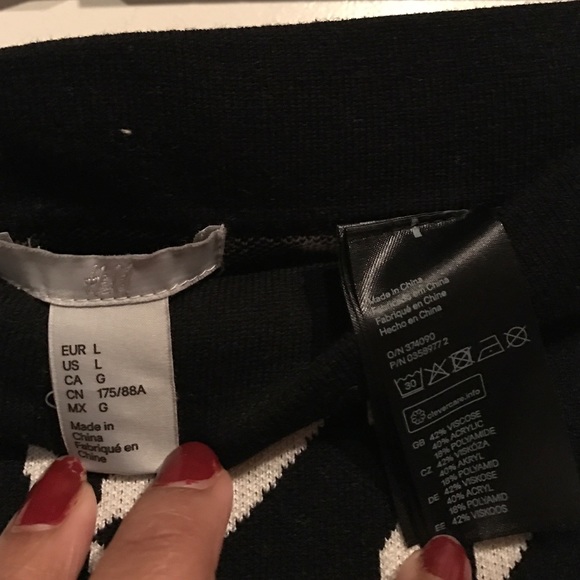 Sold. 🔥Price drop🔥🚨firm 🚨Geometric H&M skirt - Picture 3 of 4