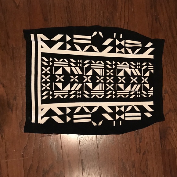 Sold. 🔥Price drop🔥🚨firm 🚨Geometric H&M skirt - Picture 2 of 4