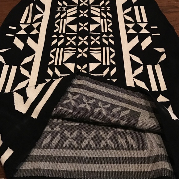 Sold. 🔥Price drop🔥🚨firm 🚨Geometric H&M skirt - Picture 4 of 4