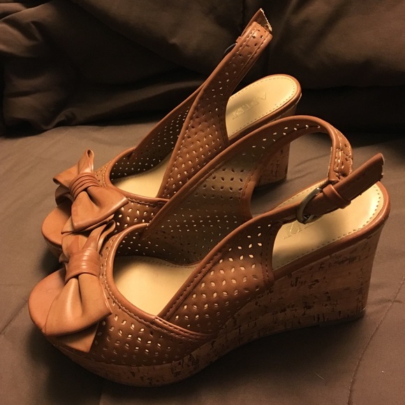 APT.9 Tan Wedges