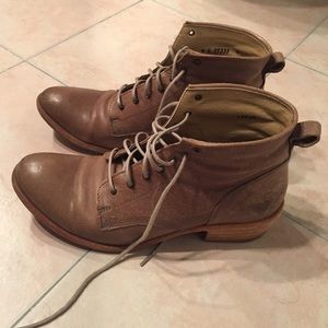 Frye Carson lace up boots