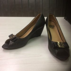 Tory Burch peep Toe Logo Pumps
