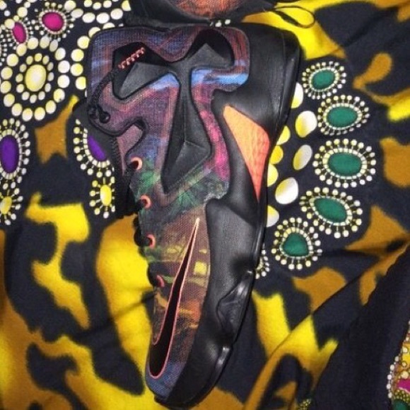 LEBRON 13 "AKRONITE PHILOSOPHY" SZ: 5 Y / 7 W - Picture 2 of 4