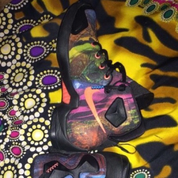 LEBRON 13 "AKRONITE PHILOSOPHY" SZ: 5 Y / 7 W - Picture 3 of 4