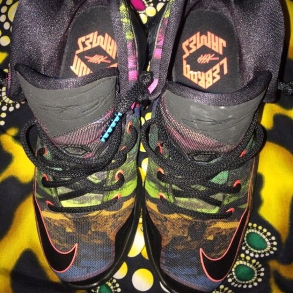 LEBRON 13 "AKRONITE PHILOSOPHY" SZ: 5 Y / 7 W - Picture 4 of 4