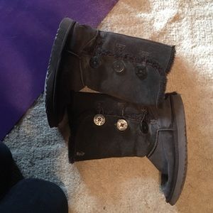 Triple bailey button uggs in brown.