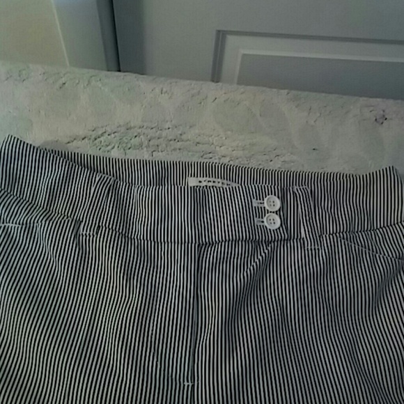 Jones New York Sport Striped Capris Size 6 - Picture 3 of 3