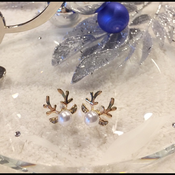 Christmas!! Reindeer pearl earring