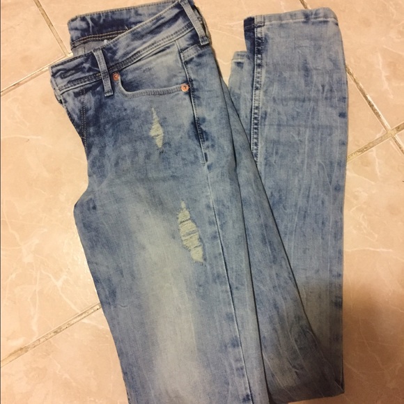 Distressed denim - Picture 2 of 3