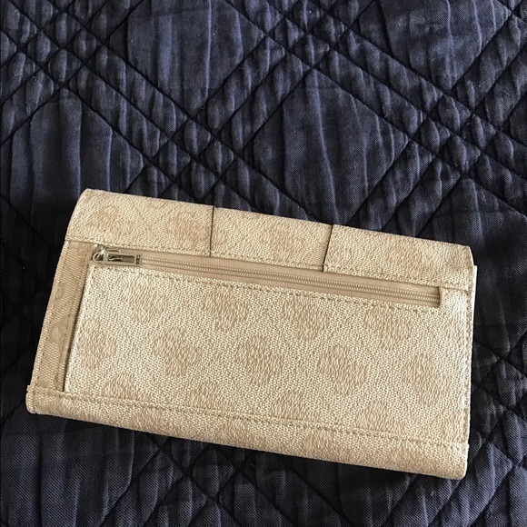 Guess - Picture 4 of 4