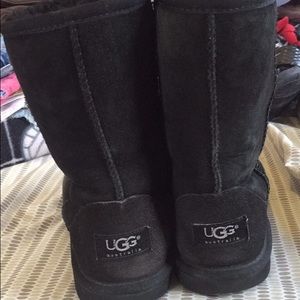 Black classic uggs