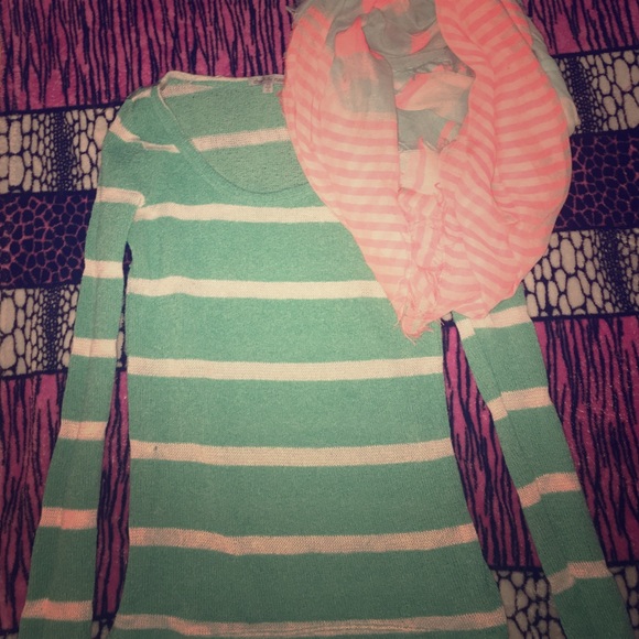 Long sleeve stretchy turquoise and white top✨🎉🎄