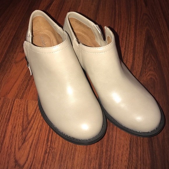 Naturalizer ivory white ankle booties