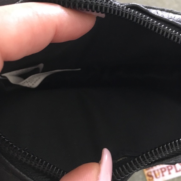 BNWT leather heart shaped peace zip up purse - Picture 2 of 4
