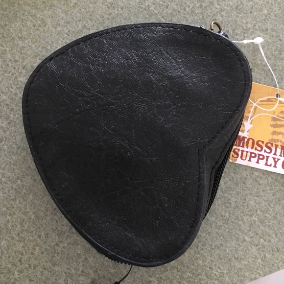 BNWT leather heart shaped peace zip up purse - Picture 3 of 4