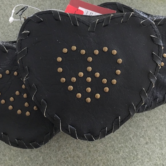 BNWT leather heart shaped peace zip up purse - Picture 4 of 4