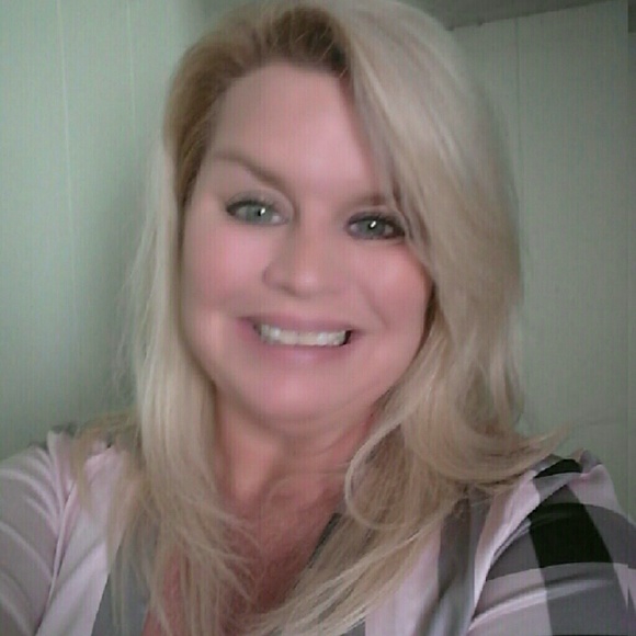 Meet your Poshers, Allyson & Sharon (funtimes) - Picture 2 of 2