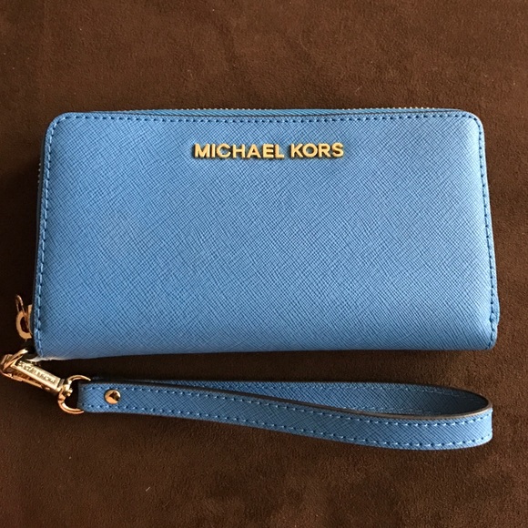 Michael Kors Handbags - ⭐️SALE⭐️ Michael Kors Jestset Wristlet