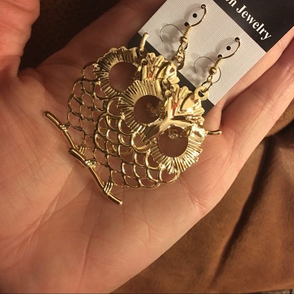 Beautiful Gold tone owl earrings