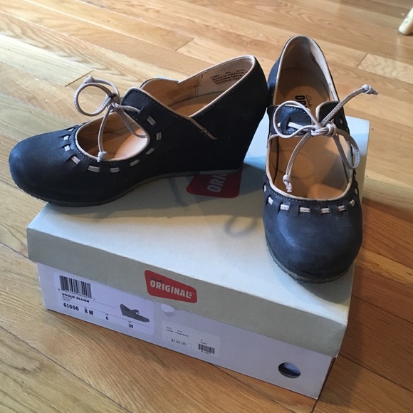 Super cute Clarks navy wedge