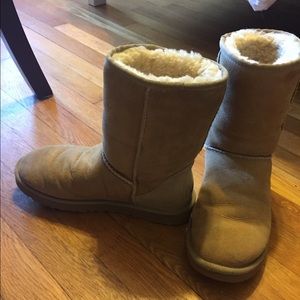 UGGS classic short in sand, size 8