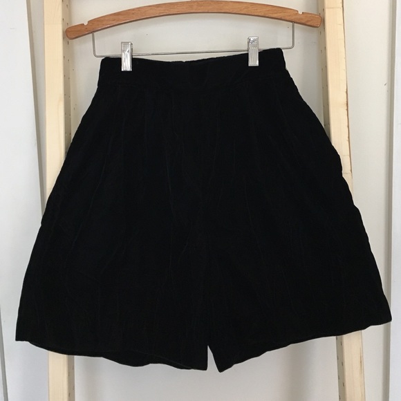 Vintage 80s velvet black baggy shorts - XS