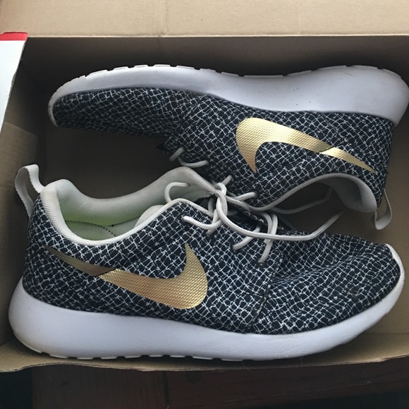 Nike roshes (ON HOLD)