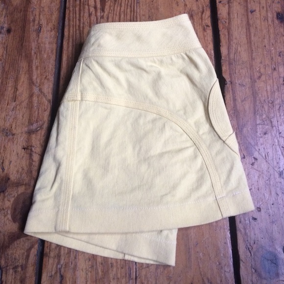 Teensy tiny yellow mini! ⚠️ - Picture 2 of 3