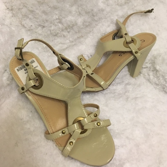 BNWTWomen's Sz 9 Nude Block Heel w/ Gold Hardware!