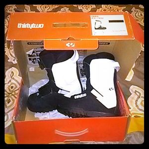 50$ is bottom line price; Snowboard Boots