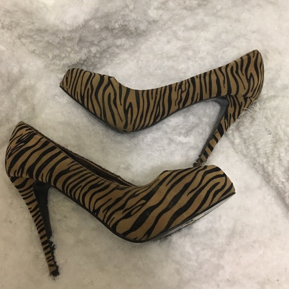 Women's Sz 8.5 Tiger Stripe Heels!!