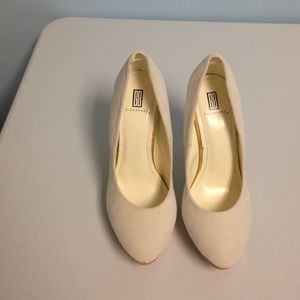 Shoedazzle white suede heels