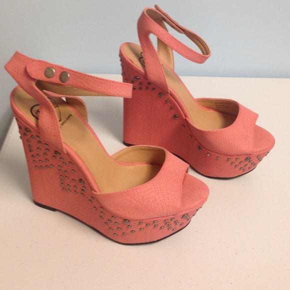 NIB Penny Loves Kenny Wedges