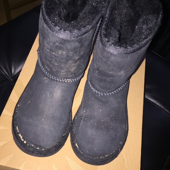 USED ALL BLACK CHILDREN'S UGGS