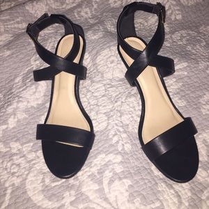 BLACK STRAPPY HEELS FOREVER 21